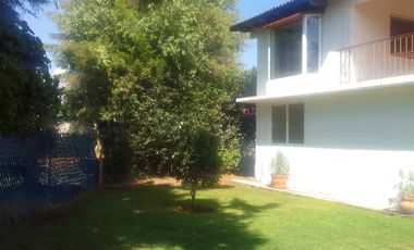 Renta de casa amplia con jardín