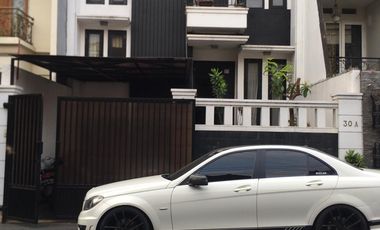 Disewakan Rumah Siap Huni 2 Lantai Gress di Tebet Barat