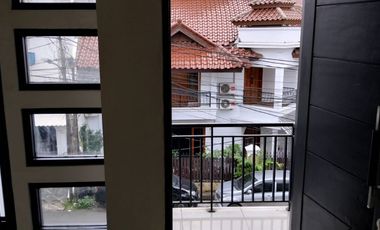 Disewakan Rumah Siap Huni 2 Lantai Gress di Tebet Barat
