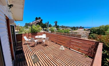 SINCRONICA PROPIEDADES ARRIENDA CENTRICA Y AMPLIA CASA CON VISTA AL MAR EN ALGARROBO