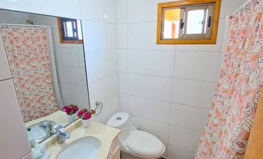 SINCRONICA PROPIEDADES ARRIENDA CENTRICA Y AMPLIA CASA CON VISTA AL MAR EN ALGARROBO