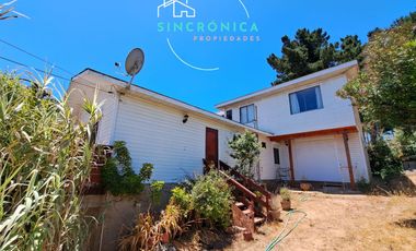 SINCRONICA PROPIEDADES ARRIENDA CENTRICA Y AMPLIA CASA CON VISTA AL MAR EN ALGARROBO