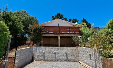 SINCRONICA PROPIEDADES ARRIENDA CENTRICA Y AMPLIA CASA CON VISTA AL MAR EN ALGARROBO