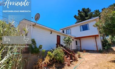 SINCRONICA PROPIEDADES ARRIENDA CENTRICA Y AMPLIA CASA CON VISTA AL MAR EN ALGARROBO