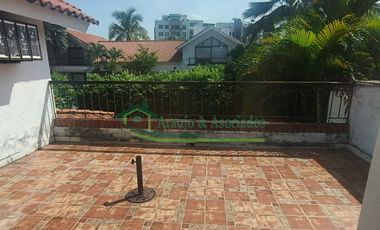 Vendemos hermosa casa de tres pisos en Conjunto en la ciudad de Girardot.