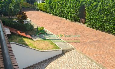 Vendemos hermosa casa de tres pisos en Conjunto en la ciudad de Girardot.