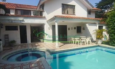 Vendemos hermosa casa de tres pisos en Conjunto en la ciudad de Girardot.