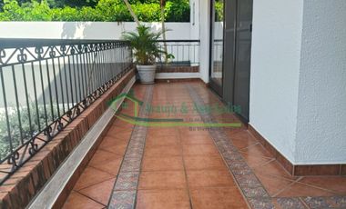 Vendemos hermosa casa de tres pisos en Conjunto en la ciudad de Girardot.