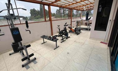 Casa independiente esquinera con galpón en renta – Sector Fajardo, Valle de los Chillos