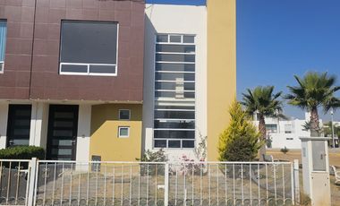 CASA DE TRES RECAMARAS EN ESQUINA Y FRENTE A AREA VERDE Y AMENIDADES.