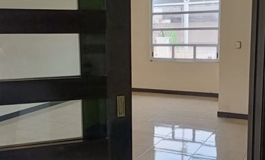 CASA DE TRES RECAMARAS EN ESQUINA Y FRENTE A AREA VERDE Y AMENIDADES.