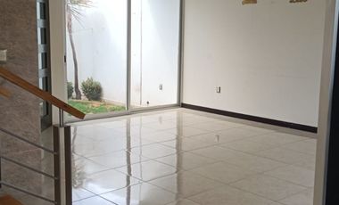 CASA DE TRES RECAMARAS EN ESQUINA Y FRENTE A AREA VERDE Y AMENIDADES.