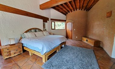 ENCANTADORA CASA ESTILO VALLESANA, UBICADA EN AVANDARO