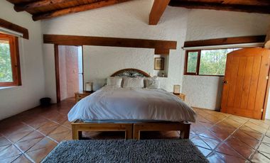 ENCANTADORA CASA ESTILO VALLESANA, UBICADA EN AVANDARO