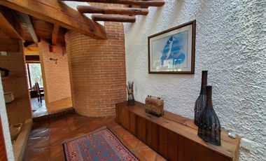 ENCANTADORA CASA ESTILO VALLESANA, UBICADA EN AVANDARO
