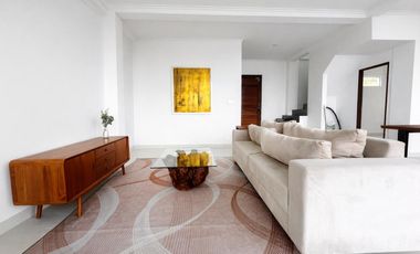 VILA DESAINER IKONIK DENGAN PEMANDANGAN LAUT 180°