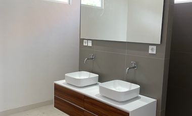 VILA DESAINER IKONIK DENGAN PEMANDANGAN LAUT 180°