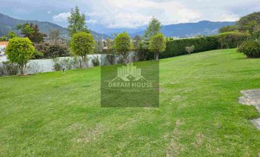 Exelente Oportunidad en Venta 
Tumbaco Sector San Jose de la Viña Terreno con casa + Suite
Dentro de Urbanización Privada .