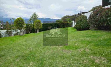 Exelente Oportunidad en Venta 
Tumbaco Sector San Jose de la Viña Terreno con casa + Suite
Dentro de Urbanización Privada .