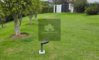 Exelente Oportunidad en Venta 
Tumbaco Sector San Jose de la Viña Terreno con casa + Suite
Dentro de Urbanización Privada .