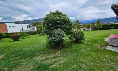 Exelente Oportunidad en Venta 
Tumbaco Sector San Jose de la Viña Terreno con casa + Suite
Dentro de Urbanización Privada .