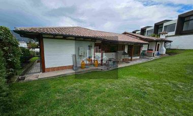 Exelente Oportunidad en Venta 
Tumbaco Sector San Jose de la Viña Terreno con casa + Suite
Dentro de Urbanización Privada .