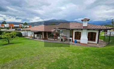 Exelente Oportunidad en Venta 
Tumbaco Sector San Jose de la Viña Terreno con casa + Suite
Dentro de Urbanización Privada .