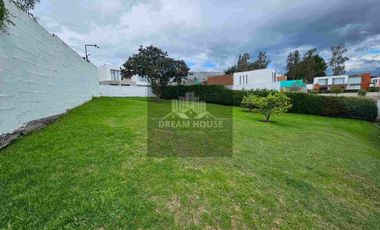 Exelente Oportunidad en Venta 
Tumbaco Sector San Jose de la Viña Terreno con casa + Suite
Dentro de Urbanización Privada .