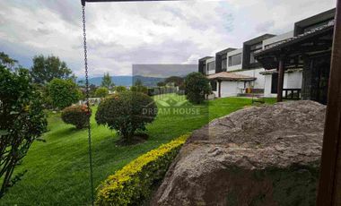 Exelente Oportunidad en Venta 
Tumbaco Sector San Jose de la Viña Terreno con casa + Suite
Dentro de Urbanización Privada .