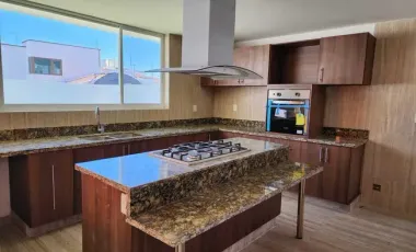 Moderna CASA NUEVA en excelente ubicación