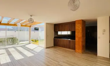 Moderna CASA NUEVA en excelente ubicación