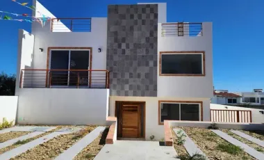 Moderna CASA NUEVA en excelente ubicación