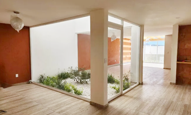 Moderna CASA NUEVA en excelente ubicación