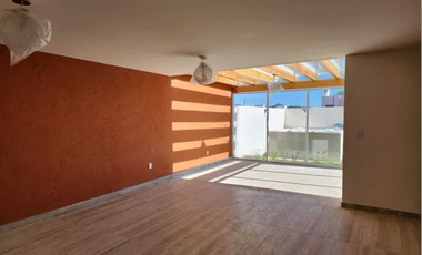 Moderna CASA NUEVA en excelente ubicación