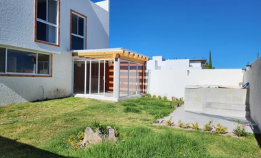 Moderna CASA NUEVA en excelente ubicación