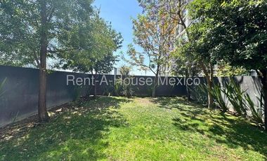 RENTA. Santa Fe Juriquilla - Departamento en planta baja con 3 recámaras y cuarto servicio