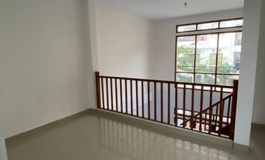 Setraduta Harga Rumah Bagus 2 lantai kawasan bagus
