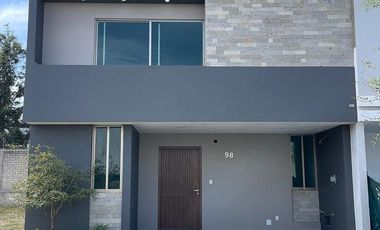 CASA EN RENTA EN SOLARES RESIDENCIAL