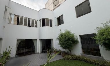 CASA EN VENTA EN MIRAFLORES COMO TERRENO