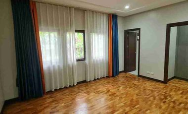 For Rent: 5 Bedrooms with pool in Unrdaneta Village