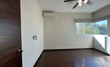 CASA EN VENTA SOLARES, ZONA REAL
