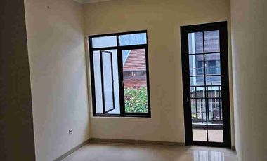 RUMAH BARU 3 LANTAI SIAP HUNI TAMAN RATU