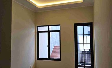 RUMAH BARU 3 LANTAI SIAP HUNI TAMAN RATU
