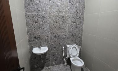 DIJUAL / DISEWAKAN Rumah 2 Lantai Bangunan Baru di Singgasana Pradana dekat GBI Mekar Wangi Stairway, Bintang Mulia, Bpk Singgasana, Rs. Santosa