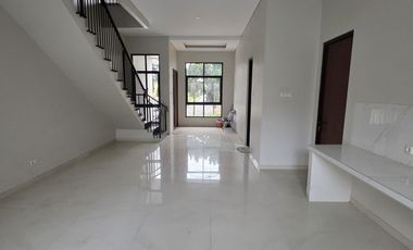DIJUAL / DISEWAKAN Rumah 2 Lantai Bangunan Baru di Singgasana Pradana dekat GBI Mekar Wangi Stairway, Bintang Mulia, Bpk Singgasana, Rs. Santosa