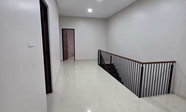 DIJUAL / DISEWAKAN Rumah 2 Lantai Bangunan Baru di Singgasana Pradana dekat GBI Mekar Wangi Stairway, Bintang Mulia, Bpk Singgasana, Rs. Santosa