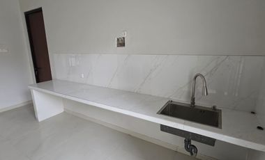 DIJUAL / DISEWAKAN Rumah 2 Lantai Bangunan Baru di Singgasana Pradana dekat GBI Mekar Wangi Stairway, Bintang Mulia, Bpk Singgasana, Rs. Santosa