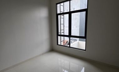 DIJUAL / DISEWAKAN Rumah 2 Lantai Bangunan Baru di Singgasana Pradana dekat GBI Mekar Wangi Stairway, Bintang Mulia, Bpk Singgasana, Rs. Santosa