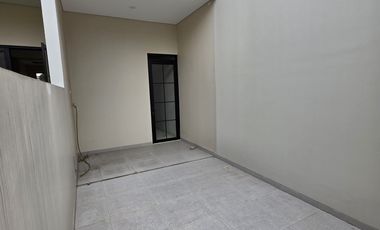 DIJUAL / DISEWAKAN Rumah 2 Lantai Bangunan Baru di Singgasana Pradana dekat GBI Mekar Wangi Stairway, Bintang Mulia, Bpk Singgasana, Rs. Santosa