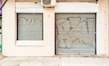 CASTELAR CENTRO - Local comercial a una cuadra de la estacion. En Esquina! Oportunidad